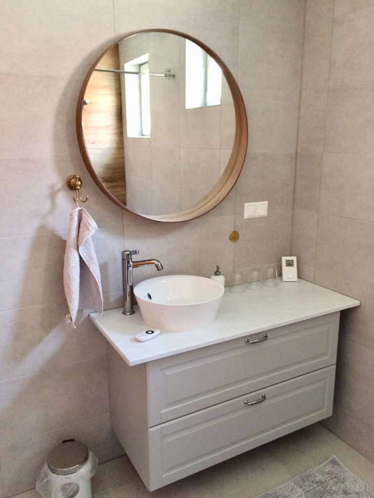 Apartment Rebstock Badezimmer - Modernes Bad mit Dusche und hochwertiger Ausstattung